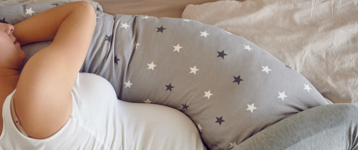 mom sleeping with pregnancy pillow